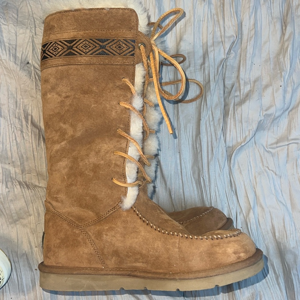 Never Worn RARE Moccasin style UGGS, tribal pattern, sheepskin